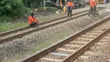 kereta surabaya hantam orang