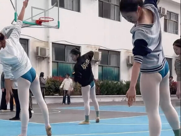 舞蹈们在操场上训练舞蹈