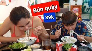DIVA Cát Thy dẫn con gái review bún quậy đồng giá 39k