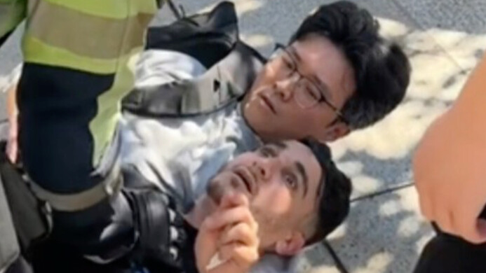 A Shandong native choked a thief in Spain! The moment the thief saw the police, he looked as if he’d