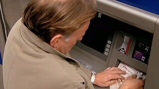 Demi mendapatkan uang, pria itu memblokir pintu keluar mesin ATM. Sungguh hukuman yang berat. Akhir-