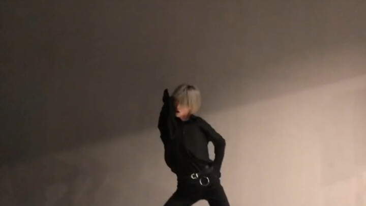 Tarian solo anggota Fanxy Red Lu Keran: seksi dan tampan