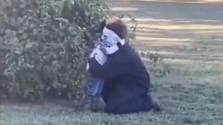 Di antara berkelahi dan kabur, dia memilih untuk merangkul.