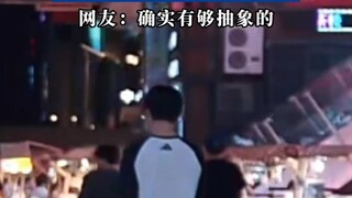 كان الصبي ينتظر شخصًا ما في الساحة ليدخل البث المباشر، وعندما التفت، أصابه الذهول هو نفسه!