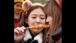 Jenlisa | Blackpink | Jennie Feeds Baby Lisa