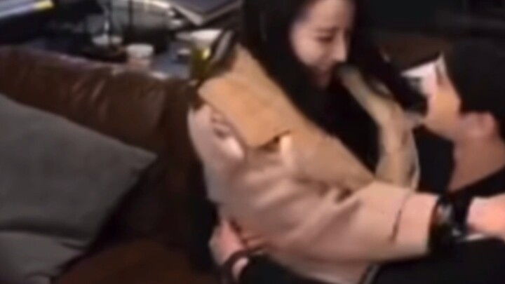 Reba sat on Yang Yang's lap and acted like a spoiled brat! Yang Yang touched her hand naturally! Off