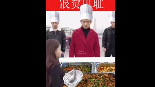Cô dì căng tin đu đưa