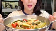 Hack mie instant lagi nih …. Bikin tomyum pakai mie instant soto …. Enak seger asem gurih pedes ….