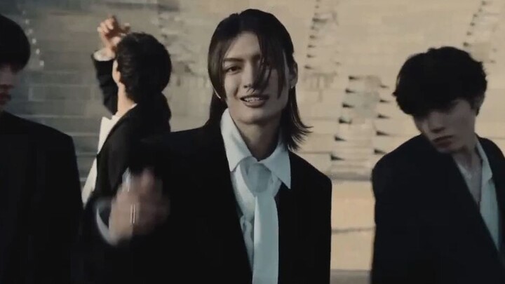Tarian Niu Niu di video musik lagu baru ini keren banget, aku nggak pernah bosan nonton. Dia jago ba