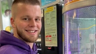 简单粗暴的抓钱小游戏，说不定哪天就会遇到一位顾客，给老板上一课...