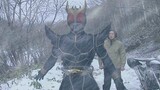 Kamen Rider Kuuga: Generasi kelima berubah menjadi bentuk pamungkas untuk pertama kalinya dan melaku