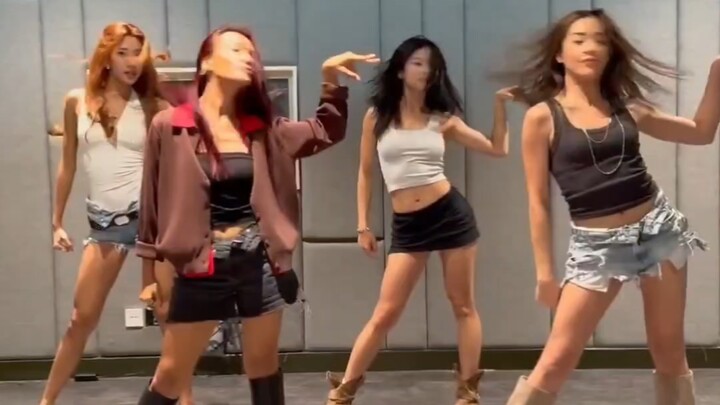 NONA juga membawakan versi HYPNOTIZE dari XG! Semoga bisa sering kolaborasi lagi, ya!