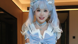 A self-amusing blue and white dress