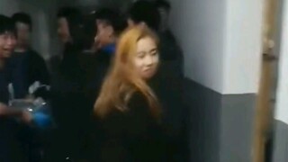 某高校女大学生化身德莱文持双斧进男生宿舍爆金币缘由泄露