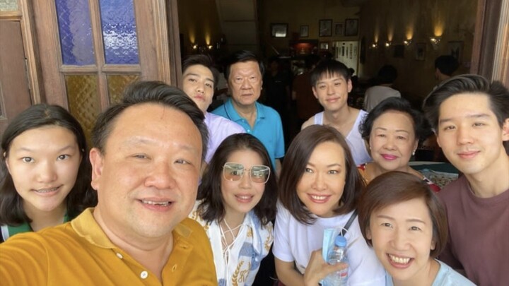 เป็นที่รู้กันดีว่าตระกูลเหล่าหม่ามีลูกชายทั้งหมดสี่คน คนที่อ้อนเก่งที่สุดชื่อพี่พี และยังเป็นที่โปรด