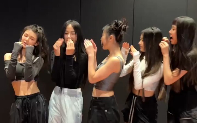 NewJeans "Cookie" studio rehearsal sneak peek!