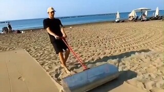 قام الشاب بحفر القمامة المدفونة في الرمال، وأخذها إلى المنزل لمعالجتها ثم أعادها إلى الشاطئ.
