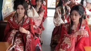 男子问一群古风女生的彩礼是多少，一个个开口都让人惊呆！！