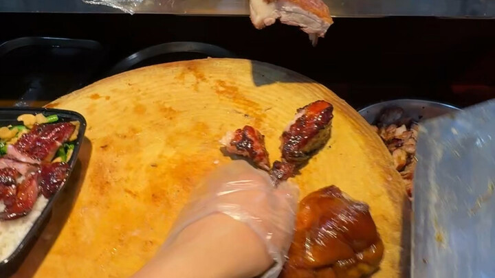 I’ve had my fill of pork-rib rice—have you ever tried the kind that costs just seven yuan a serving?