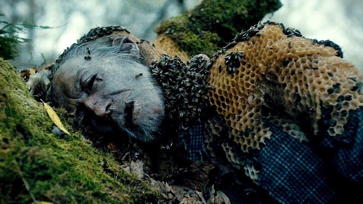 تم العثور على رجل يبلغ من العمر 60 عامًا في الجبال، لكن رأسه تحول إلى خلية نحل بشرية!