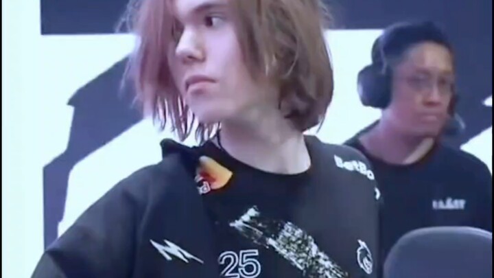 Khi bạn cảm thấy mình vô dụng, hãy thử xem donk nhé!