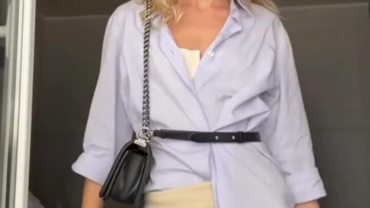 How Do Models Carry Chain Bags?