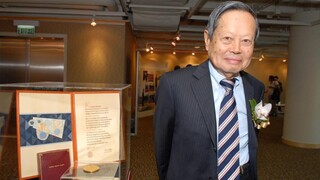 هل يستطيع يانغ تشن نينغ حقًا أن يضاهي نيوتن وأينشتاين؟