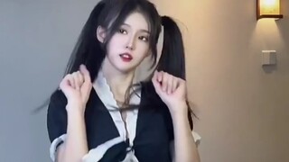 คุณจะไม่มองหุ่นที่สมบูรณ์แบบในชุดคนรับใช้และถุงน่องสีดำได้อย่างไร?