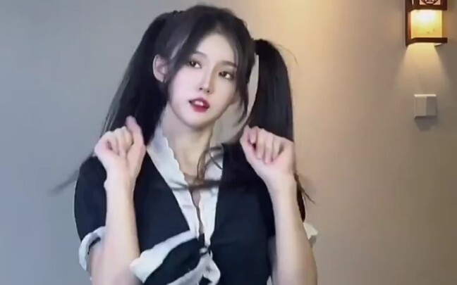 仆装黑丝 完美身材 你咋能不看？