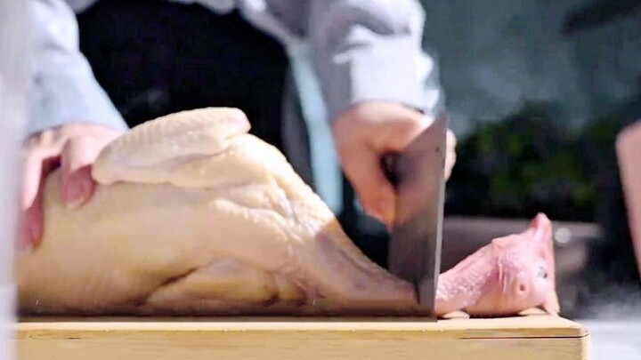 Luka si induk ayam dan sang putri secara aneh selaras satu sama lain; belum sempat rahasia terungkap