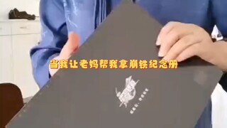 Mẹ tôi chẳng hiểu gì về album kỷ niệm Honkai Impact, chỉ chăm chăm quay video mở hộp.