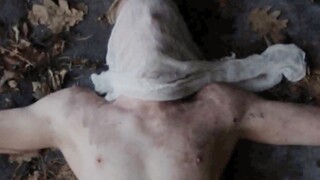 كاهن مسجون/دوار، عيون متدحرجة/مقيد/يبكي بلا حول ولا قوة/مُعزى بلطف، بطنه مُدلك/عيون ضبابية/سلوكه غير