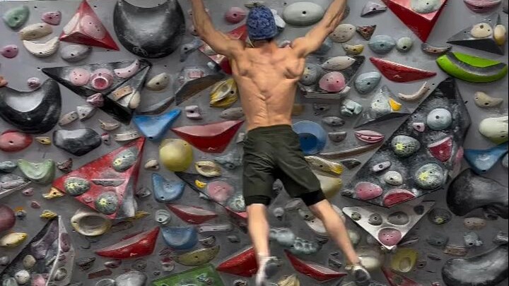 Real Barehand Rock Climbing (Legless Version)