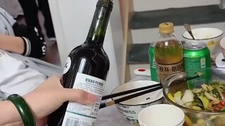 أعلمك كيفية فتح زجاجة النبيذ الأحمر