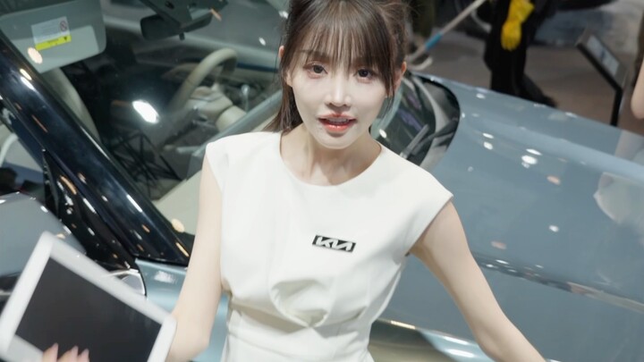 Chen Zhongxiang was stunned while photographing car models at the Guangzhou Auto Show.