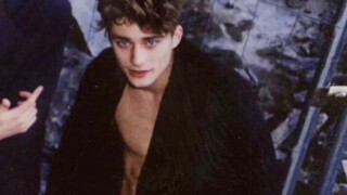 [European and American handsome guy] His one look, I remembered it for three years