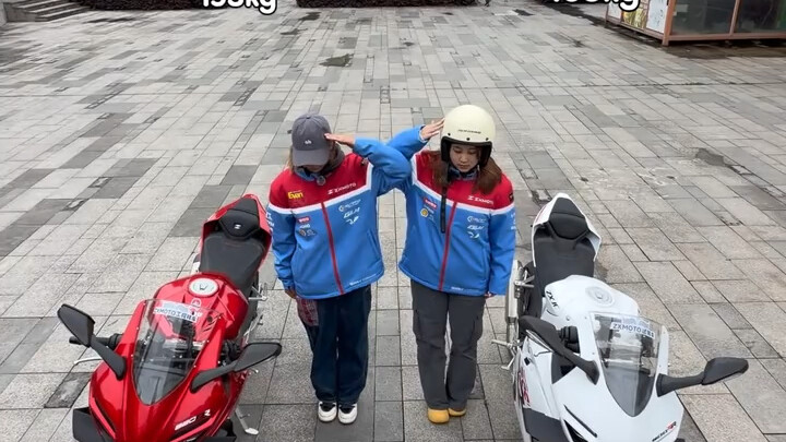Cewek di toko sepeda motor Zhangxue memperlihatkan cara menegakkan sepeda motor Zhangxue