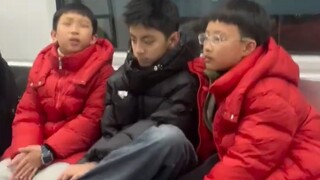 现在小孩都这么帅的啊，地铁上偶遇帅气小孩哥！！