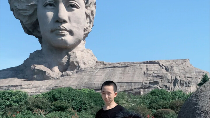 Dad Xuan takes Xuanxuan to visit Orange Isle in Changsha and gets a glimpse of the great leader’s yo