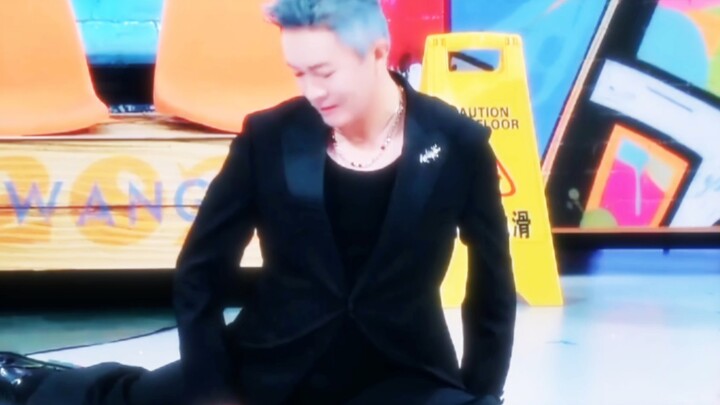 هاها، كيف يمكن لراقصة كانت ذات يوم تخطف الأبصار من النظرة الأولى بين زملائها في الجامعة ألا تجد مكان