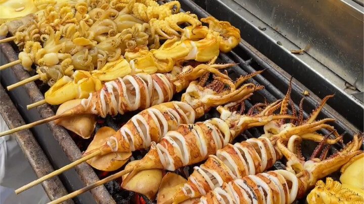 Makanan Thailand: Warga Lokal di Chinatown Bangkok Rela Antre Demi Cumi-Cumi dan Gurita Bakar Arang 