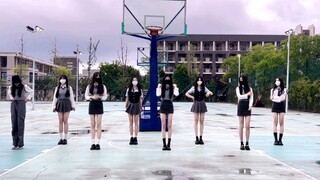 趁学弟学妹不在，篮球场跳一波