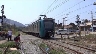 CNR 3008 passes Japerí east level crossing with horns on a very hot day (48*C)