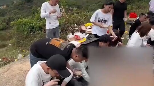 Setelah selesai ziarah kubur pada Hari Qingming, langsung berubah jadi lokasi piknik ala liar, pokok