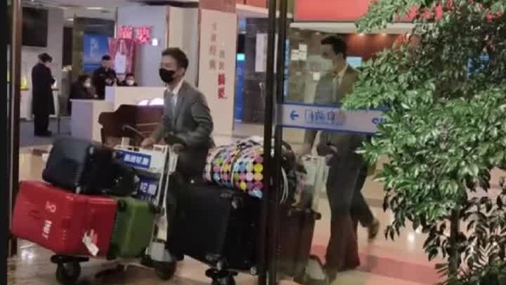 #ดิลราบาเข้ากองถ่ายต้องมีถุงผ้าลายหนังงู ไอเทมแฟชั่นสุดโปรดแห่งปีของเหล่าดาราสาว! #ดิลราบา #รางวัลวิ