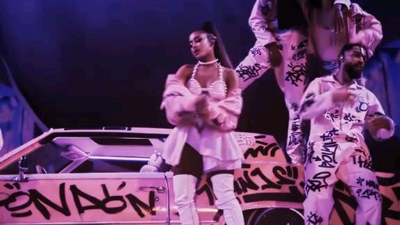 Ariana grande 7 rings live