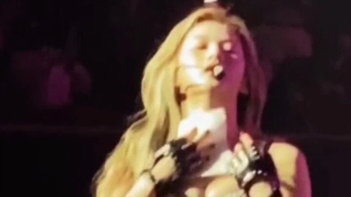 Do everyone wipe their sweat like this #Minato Saki Sana #sana #twice #concert #kpop famous scene