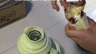 Eating snail noodles in the dorm is just a bit smelly.