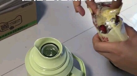 Ăn mì ốc trong ký túc xá, chỉ có điều hơi hôi một chút