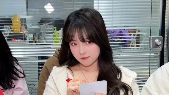 Sau này ăn gì đây! Vừa mở mắt ra sao tôi lại đang trôi trên mặt biển vậy?